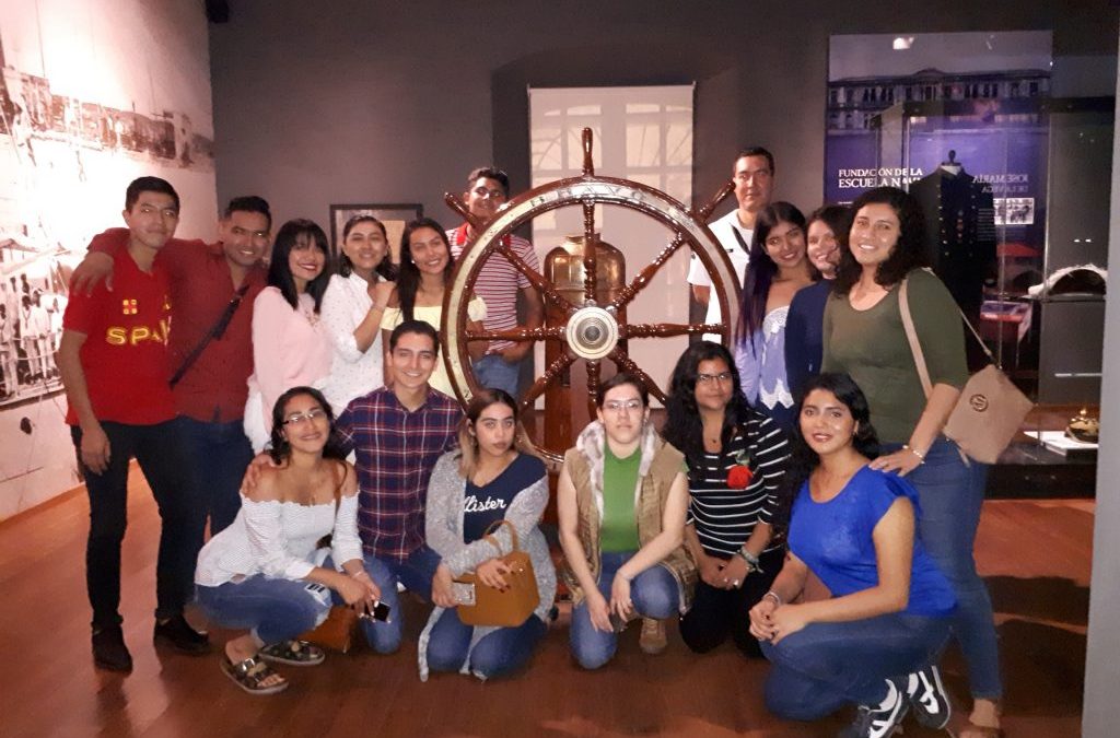 Alumnos de primer cuatrimestre de la Licenciatura en Ciencias de la Educación acudimos al Museo Naval de Veracruz