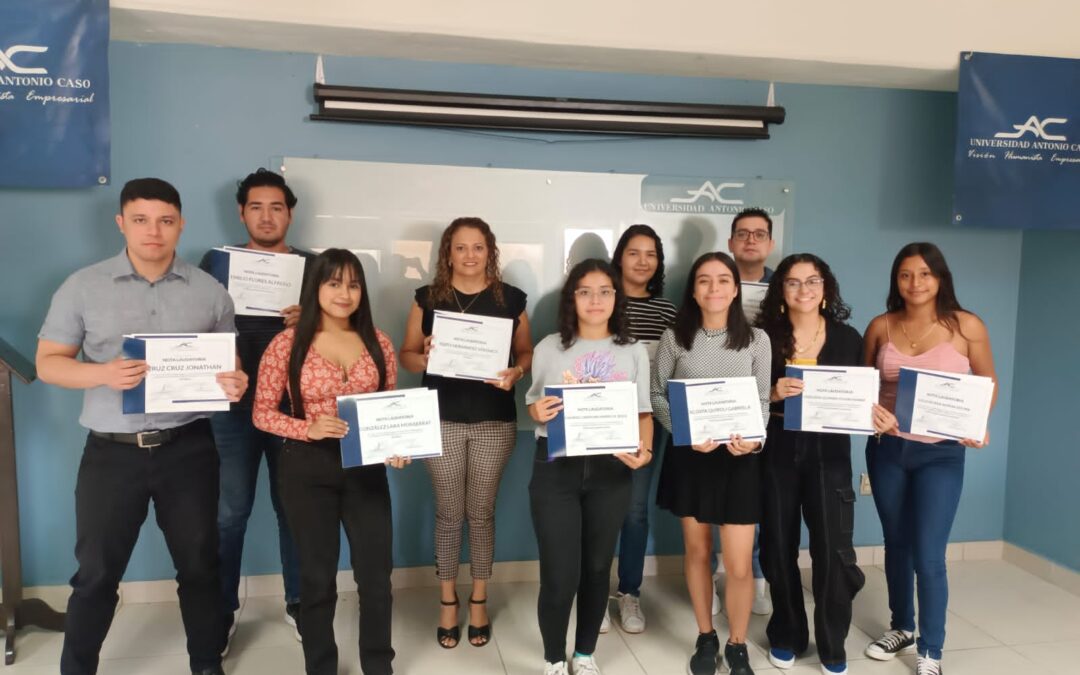 ¡Honor y Reconocimiento: Notas Laudatorias para Nuestros Estudiantes de Excelencia!